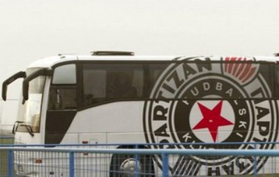Фанати в Баку закидали автобус з футболістами Партизана (фото)