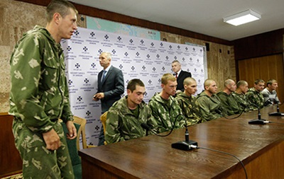Порошенко пообіцяв Путіну передати Росії затриманих військових 