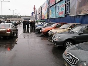 В Киеве автостоянки у торговых центров стали платными