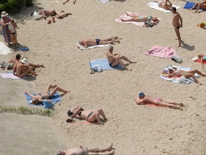 В Запорожье водитель BMW переехал отдыхающую на пляже девушку