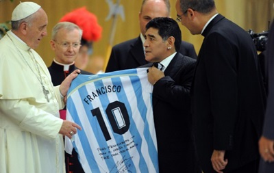 Дієго Марадона подарував Папі Римському іменну футболку 