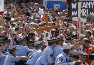 В Варшаве толпа попыталась не допустить переноса креста, установленного в память о смоленской трагедии