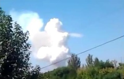Над окраинами Донецка поднимается белый дым