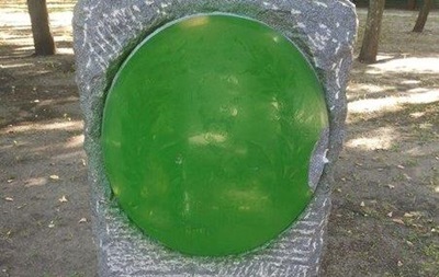 В Харькове закрасили зеленой краской памятный знак атаману Сирко