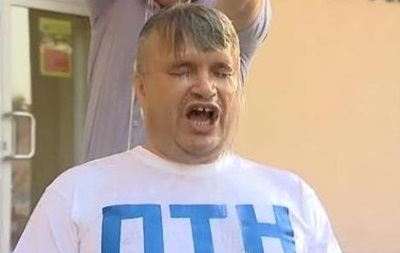 Министр экологии облился водой в антипутинской футболке