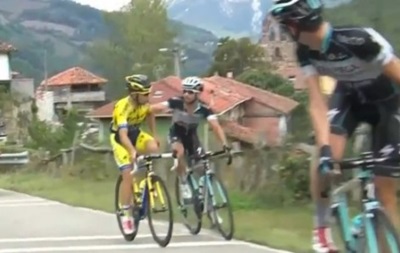 Два велогонщика подрались во время этапа на Вуэльте 