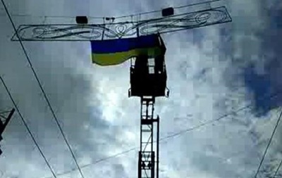 Активисты снова вывешивают украинские флаги в центре Харькова