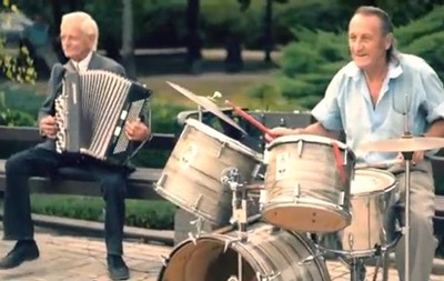 Хард-рок. Донецькі пенсіонери зіграли Deep Purple на вуличному концерті 