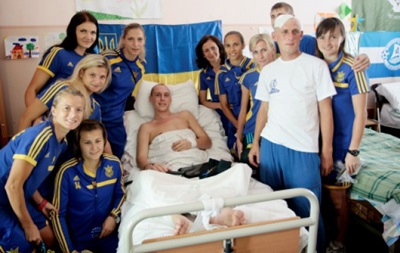 Футболистки сборной Украины проведали раненых солдат