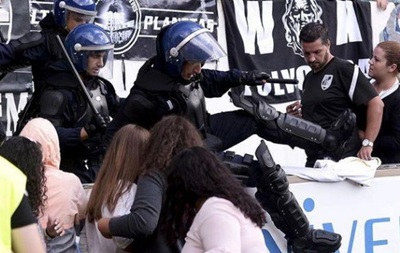 В Португалии футбольные фанаты устроили драку с полицией