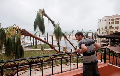 В Мексике начали эвакуировать туристов из районов прохождения урагана