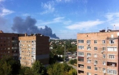 В районе аэропорта Донецка вновь слышны звуки залпов и взрывов 