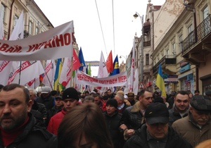 оппозиция - акция Вставай Украина! - Около 10 тысяч жителей Черновцов принимают участие в акции Вставай, Украина!