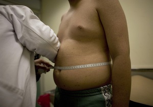Мужчины с жировыми отложениями на животе становятся хрупкими - ученые