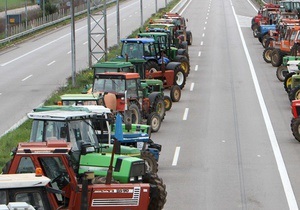 Греческие фермеры перекрыли основные автомагистрали, требуя от правительства субсидий