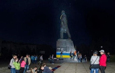 В Краматорске памятник Ленину разрисовали в сине-желтые цвета