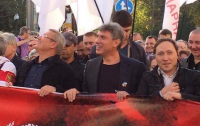 Лідерів опозиції закидали яйцями на Марші миру в Москві 