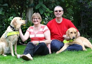 Новости Великобритании: Слепые британцы познакомились благодаря собакам поводырям