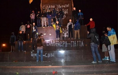 В Харькове разрисовали памятник Ленину