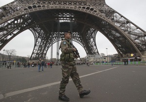 С Эйфелевой башни эвакуировали около 1500 человек из-за угрозы теракта