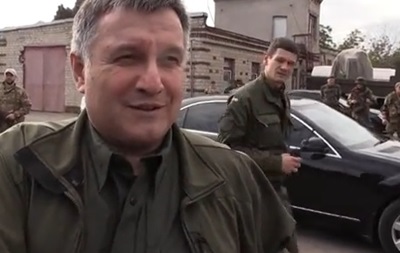 Глава МВД Аваков продемонстрировал свои два пистолета