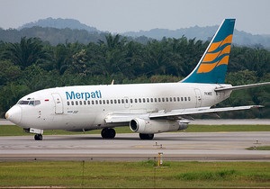 В Индонезии Boeing-737 развалился на несколько частей после неудачной посадки