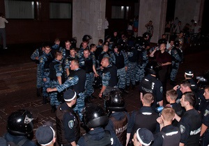 В Нашей Украине заявляют, что милиция препятствовала прибытию активистов на акции протеста в Киев