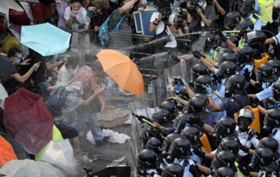 Полиция Гонконга применила слезоточивый газ для разгона демонстрантов