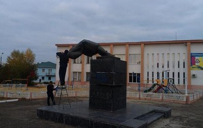 В Сватово Луганской области снесли памятник Ленину