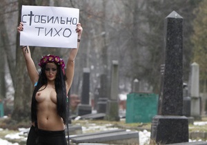 Фотогалерея:  И тишина. Активистка FEMEN разделась на киевском кладбище