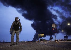 Войска Каддафи обстреляли главный город повстанцев