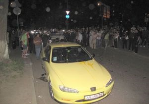 новости Киева - желтый Peugeot - давка - Милиция установила личность водителя желтого Peugeout, которого пытались линчевать пешеходы