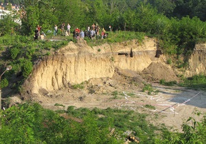 Киевляне заявляют о разрушении исторической горы Щекавица