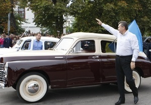 Янукович подарил Медведеву миниатюрную копию автомобиля Победа
