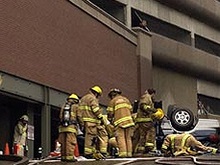 В Джакарте машина выпала с восьмого этажа