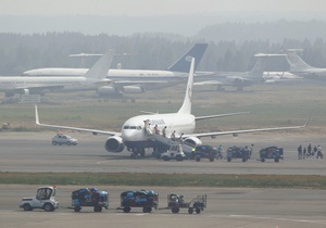 В московском аэропорту Домодедово пассажир два часа не выпускал людей и экипаж из самолета