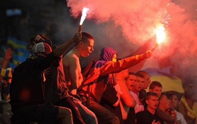 Милиция задержала фанатов, бросивших фаер в матче Украина - Македония