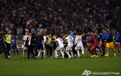 Сборная Албании отказалась продолжать матч с командой Сербии, несмотря на указания UEFA