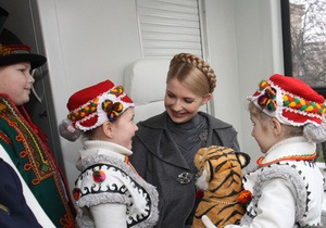 Тимошенко передала Львовской области школьные автобусы