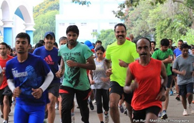 В Индии трое марафонцев добирались до финиша на метро