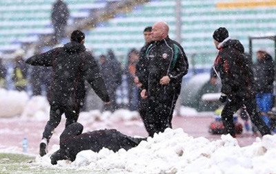 Тренер ЦСКА втратив свідомість після кидка сніжкою від фаната Левскі