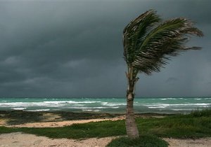 Ураган Даниэль достиг третьей категории опасности и приближается к США
