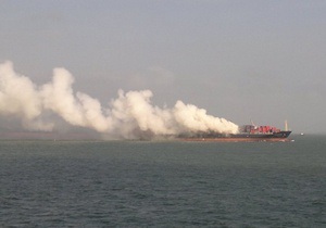 В Аравийском море загорелся контейнеровоз с украинцами на борту