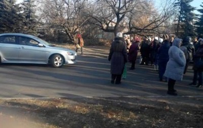 У Макіївці місцеві жителі перекрили дорогу через брак гумдопомоги - ЗМІ 