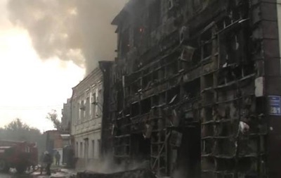 В Харькове горел трехэтажный офисный центр с автомойкой 