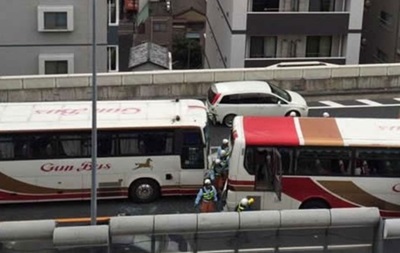Три автобуса и мотоцикл столкнулись в Японии, 50 пострадавших 