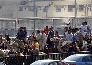 В центре Каира появились всадники на верблюдах и лошадях, вооруженные хлыстами и палками