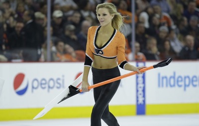 Фотогалерея. Спортивные кадры недели: Сексуальная уборщица льда и счастливый Роналду