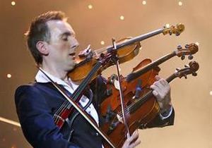 Украинец установил рекорд, сыграв одновременно на четырех скрипках