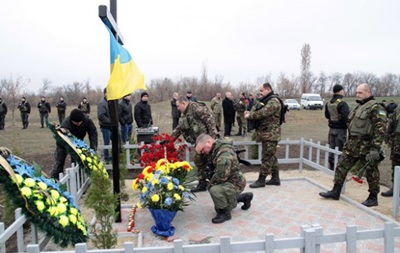 Погибшему под Славянском экипажу вертолета поставили памятный крест 